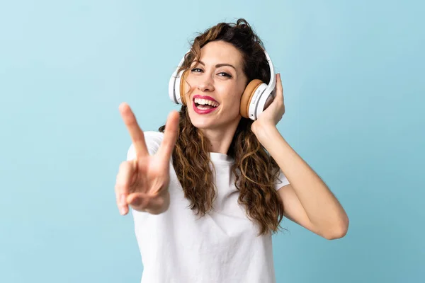 Joven Mujer Caucásica Aislada Sobre Fondo Azul Escuchando Música Cantando —  Fotos de Stock