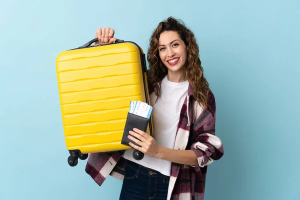 带着手提箱和护照度假时被隔离在蓝色背景下的年轻的高加索女人 — 图库照片