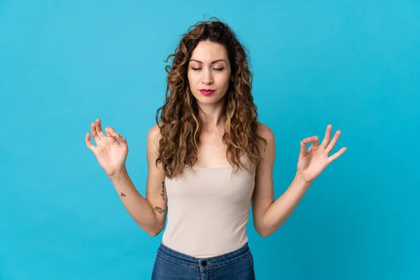 Jeune Femme Caucasienne Isolée Sur Fond Bleu Pose Zen — Photo