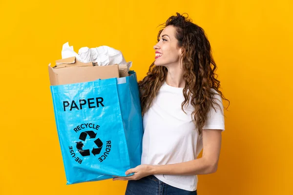 Mujer Joven Sosteniendo Una Bolsa Reciclaje Llena Papel Para Reciclar —  Fotos de Stock
