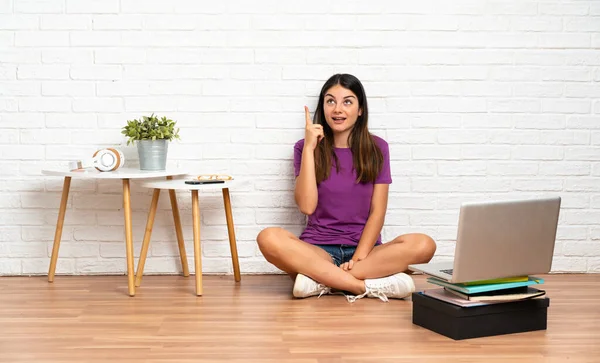 Young Woman Laptop Sitting Floor Indoors Pointing Surprised — Foto Stock