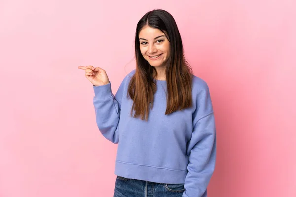 Mulher Branca Jovem Isolado Fundo Rosa Apontando Dedo Para Lado — Fotografia de Stock