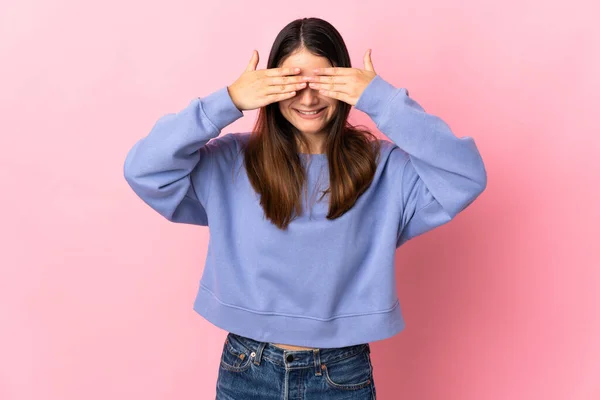 Junge Kaukasische Frau Isoliert Auf Rosa Hintergrund Bedeckt Augen Mit — Stockfoto