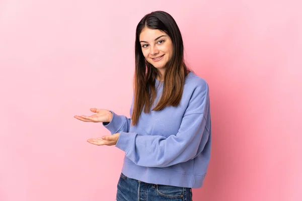 Mulher Branca Jovem Isolado Fundo Rosa Estendendo Mãos Para Lado — Fotografia de Stock