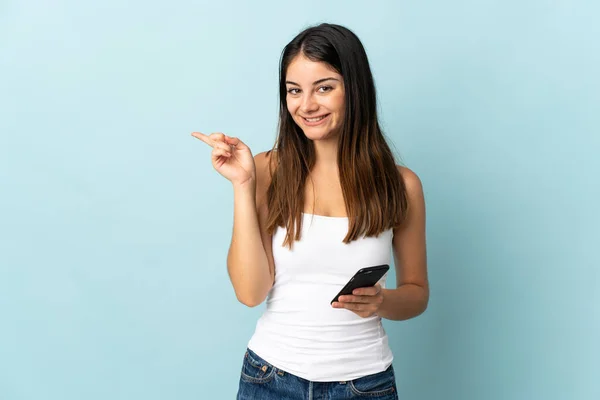 Mujer Joven Caucásica Usando Teléfono Móvil Aislado Sobre Fondo Azul —  Fotos de Stock