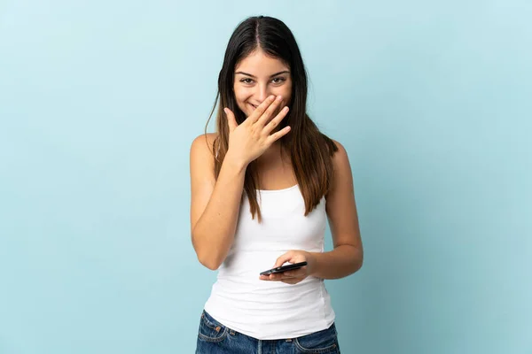 Joven Mujer Caucásica Usando Teléfono Móvil Aislado Sobre Fondo Azul —  Fotos de Stock