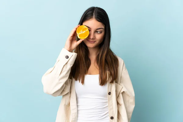 Mulher Caucasiana Jovem Isolado Fundo Azul Segurando Uma Laranja — Fotografia de Stock