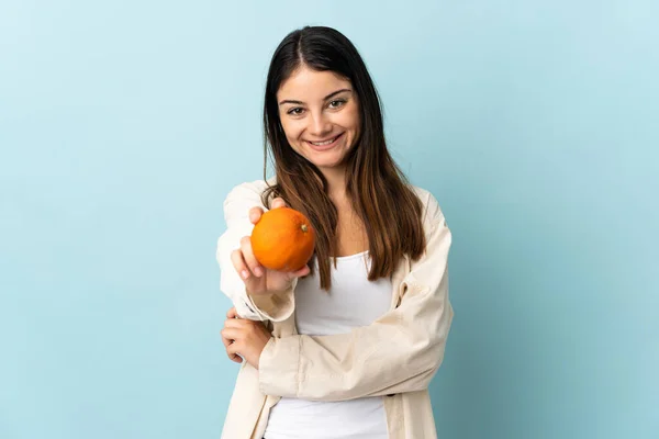 Ung Kaukasisk Kvinna Isolerad Blå Bakgrund Håller Orange — Stockfoto