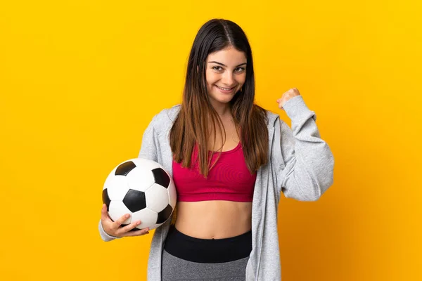Sarı Arka Planda Izole Edilmiş Beyaz Bir Kadın Futbol Topuyla — Stok fotoğraf