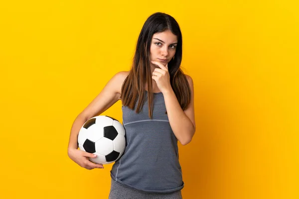 Joven Futbolista Mujer Aislada Sobre Fondo Amarillo Pensamiento — Foto de Stock