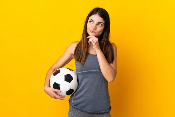 Joven Futbolista Mujer Aislada Sobre Fondo Amarillo Mirando Hacia Arriba — Foto de Stock