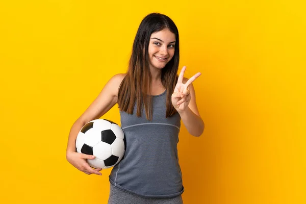 Giovane Giocatore Calcio Donna Isolato Sfondo Giallo Sorridente Mostrando Segno — Foto Stock