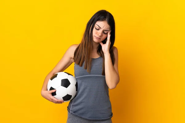 Joven Futbolista Mujer Aislada Sobre Fondo Amarillo Con Dolor Cabeza — Foto de Stock