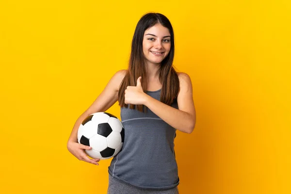 Junge Fußballerin Isoliert Auf Gelbem Hintergrund Stolz Und Selbstzufrieden — Stockfoto