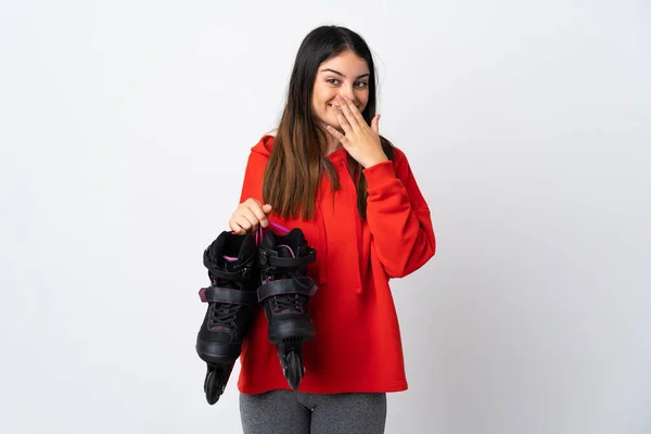 Mulher Skatista Jovem Isolado Fundo Branco Feliz Sorrindo Cobrindo Boca — Fotografia de Stock