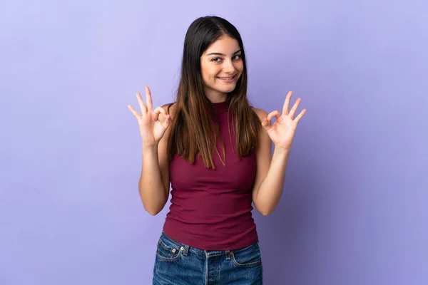 Mujer Joven Caucásica Aislada Sobre Fondo Púrpura Mostrando Signo Con —  Fotos de Stock