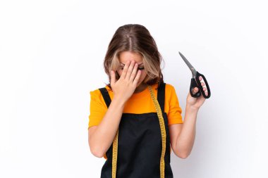 Genç Rus terzi kız yorgun ve hasta bir ifadeyle beyaz arka planda izole edilmiş.