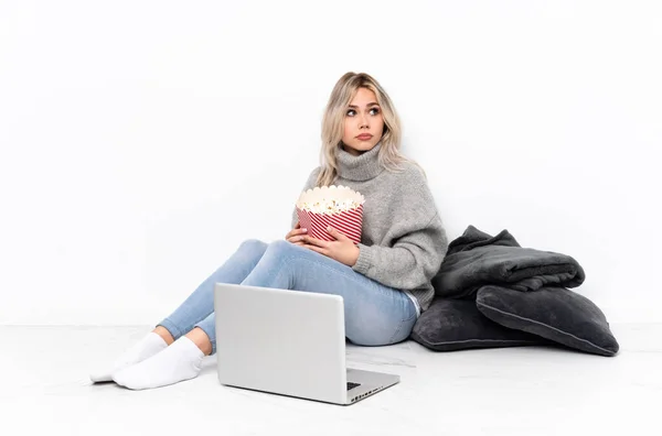 Teenager Blonde Girl Eating Popcorn While Watching Movie Laptop Portrait — Foto Stock