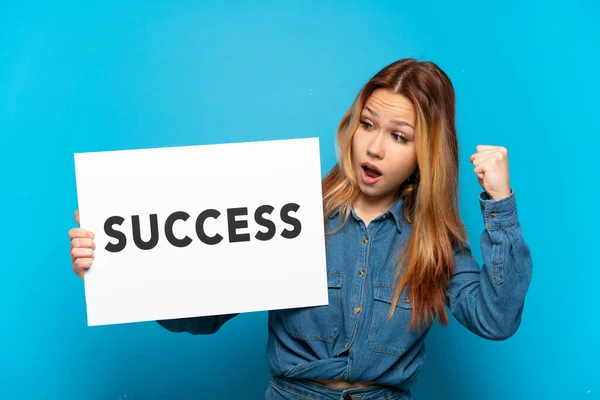 Tini Lány Elszigetelt Kék Háttér Kezében Egy Plakát Szöveges Success — Stock Fotó