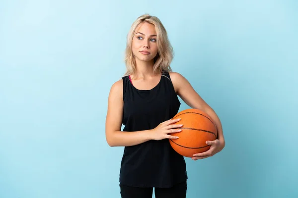 Joven Mujer Rusa Jugando Baloncesto Aislado Sobre Fondo Azul Haciendo —  Fotos de Stock