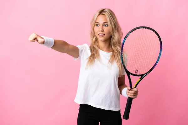 Jeune Femme Russe Jouant Tennis Isolé Sur Fond Violet Donnant — Photo