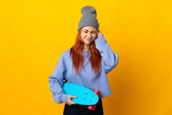 Adolescente Russo Skater Menina Isolado Fundo Amarelo Frustrado Cobrindo Orelhas — Fotografia de Stock