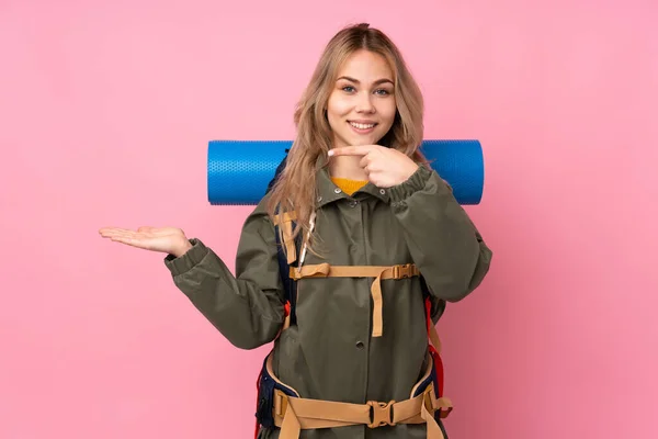 Adolescente Rusa Montañista Chica Con Una Gran Mochila Aislada Sobre —  Fotos de Stock