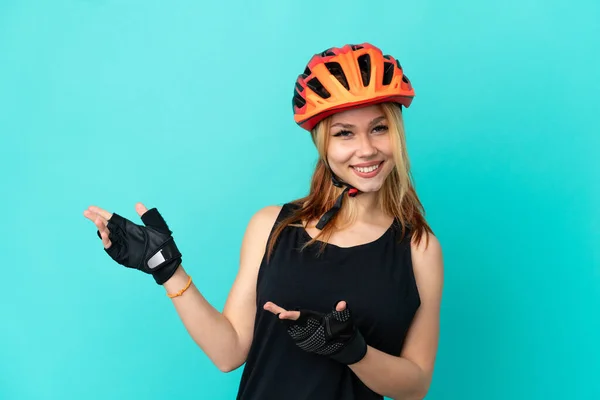 Joven Ciclista Chica Sobre Fondo Azul Aislado Extendiendo Las Manos — Foto de Stock