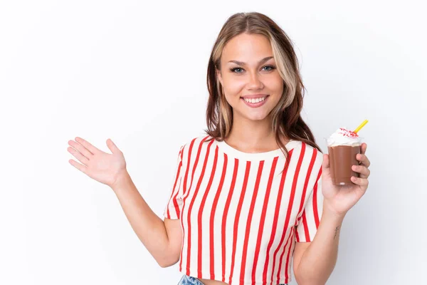 Fiatal Orosz Lány Gazdaság Cappuccino Elszigetelt Fehér Háttér Kiterjeszti Kezét — Stock Fotó