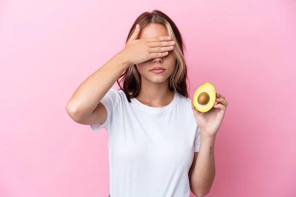 Young Russian Woman Holding Avocado Isolated Pink Background Covering Eyes — Stockfoto