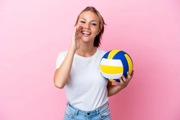 Joven Mujer Rusa Jugando Voleibol Aislado Sobre Fondo Rosa Gritando —  Fotos de Stock