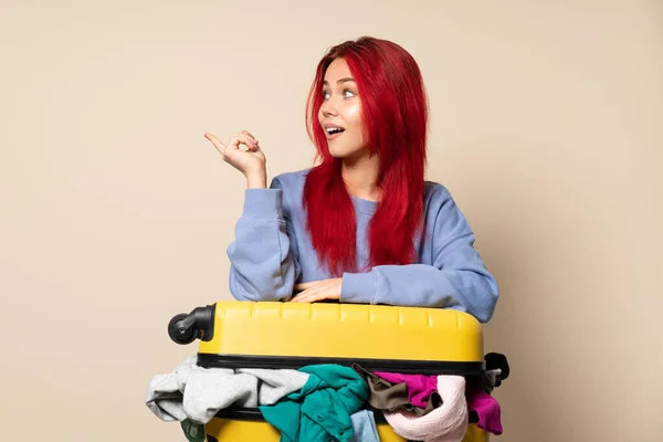 Traveler Girl Suitcase Full Clothes Isolated Beige Background Intending Realizes — Stock Photo, Image