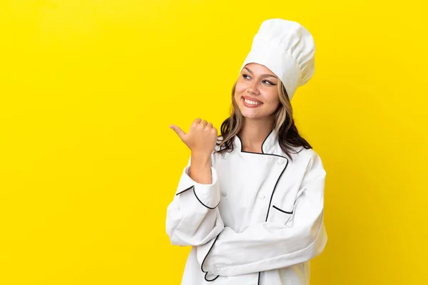 Jovem Chef Russo Menina Isolada Fundo Amarelo Apontando Para Lado — Fotografia de Stock