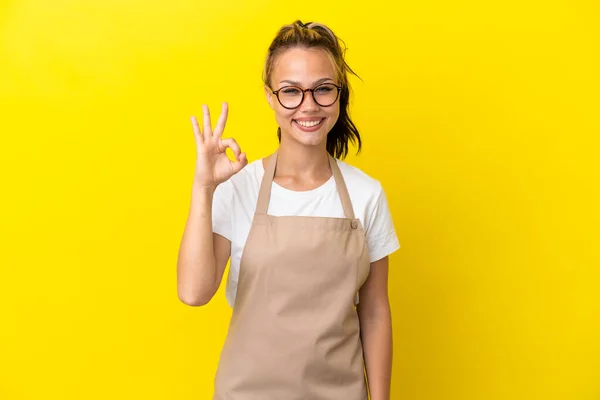 Restauracja Kelner Rosyjska Dziewczyna Izolowane Żółtym Tle Pokazuje Znak Palcami — Zdjęcie stockowe