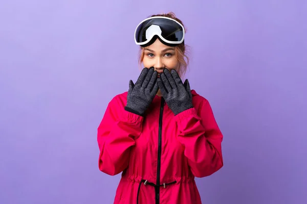 Snowboard Gözlüklü Kayakçı Kız Mor Arka Planda Mutlu Elleri Ağızda — Stok fotoğraf