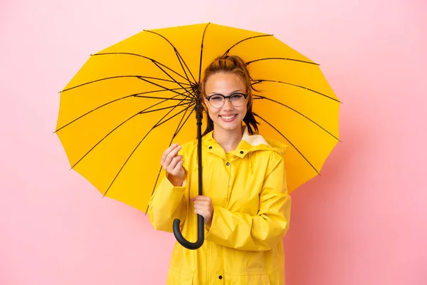 Tiener Russisch Meisje Met Regendichte Jas Paraplu Geïsoleerd Roze Achtergrond — Stockfoto