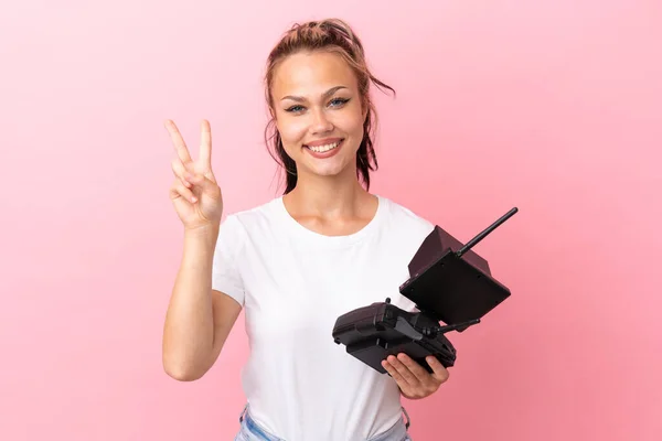 Adolescente Russe Fille Tenant Drone Télécommande Isolé Sur Fond Rose — Photo