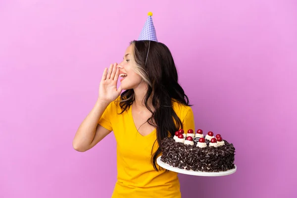 Teenager Russian Girl Holding Birthday Cake Isolated Purple Background Shouting — Zdjęcie stockowe