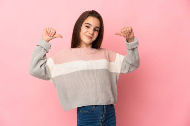 Küçük kız pembe arka planda soyutlanmış gururlu ve kendini beğenmiş