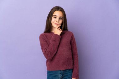 Mor arka planda izole edilmiş küçük bir kız