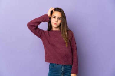 Mor arka planda izole edilmiş küçük bir kız hayal kırıklığı ifadesi ve anlamama.