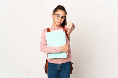 İzole edilmiş arka planda kalan küçük kız, olumsuz bir ifadeyle baş parmağını aşağı gösteriyor.