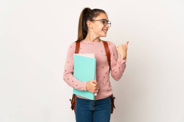 İzole edilmiş arka planda kalan küçük kız parmağını kaldırarak çözümü bulmaya çalışıyor.