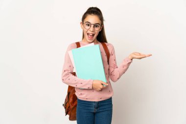 Yüzünde şok ifadesi olan, izole edilmiş küçük bir kız öğrenci.