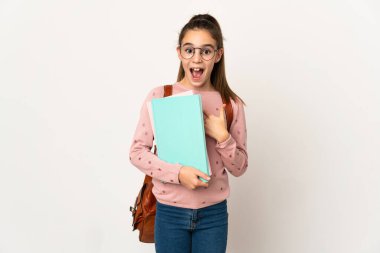 Yüzünde sürpriz bir ifadeyle izole edilmiş küçük bir kız öğrenci.