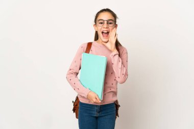 Küçük kız izole edilmiş arka planda ağzı açık bağırıyor.