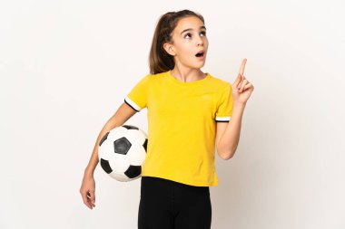 Küçük futbolcu kız beyaz arka planda izole edilmiş.