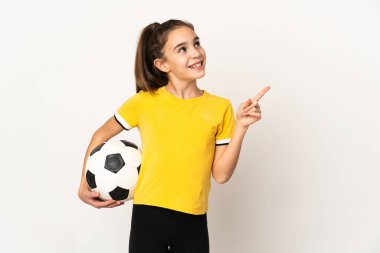 Beyaz arka planda izole edilmiş küçük futbolcu kız harika bir fikre işaret ediyor.
