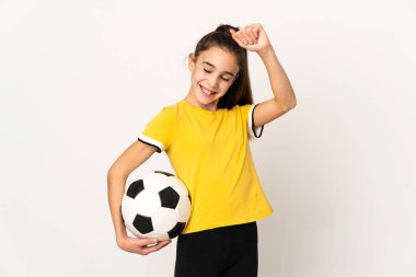 Beyaz arka planda izole edilmiş küçük futbolcu kız zaferi kutluyor.