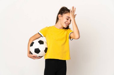Beyaz arka planda izole edilmiş küçük futbolcu kız bir şey fark etti ve çözüme niyetlendi.